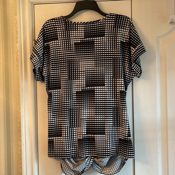 Ladies black and white cap sleeve blouse. - Picture 7 of 7